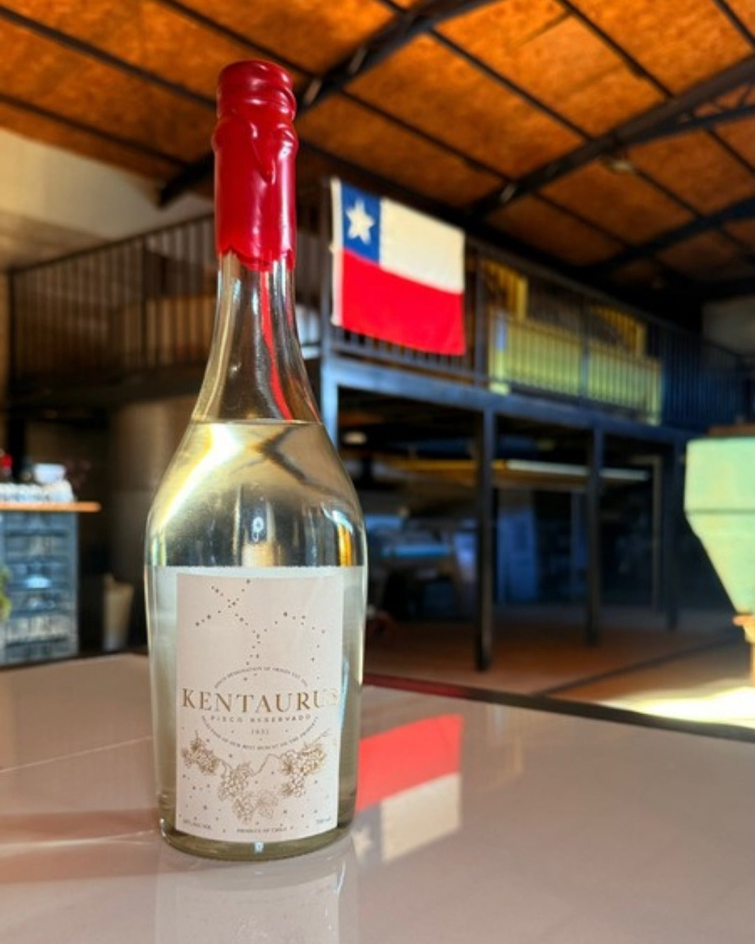 Botella de Pisco Kentaurus Reservado 700 ml con lacre rojo, Destilería Francesa Coquimbo